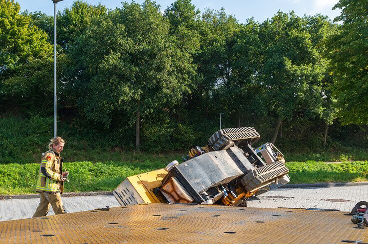 In beeld: Hoogwerker kantelt op Campus Windesheim, bedrijfshulpverleners grijpen snel in