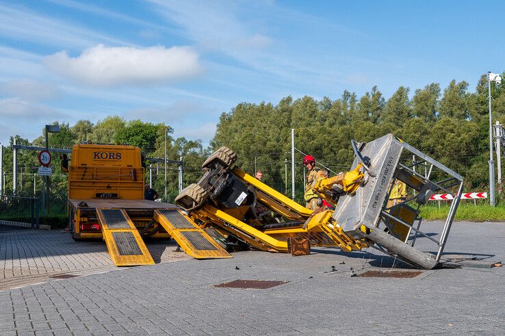 In beeld: Hoogwerker kantelt op Campus Windesheim, bedrijfshulpverleners grijpen snel in