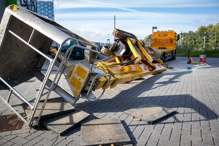 In beeld: Hoogwerker kantelt op Campus Windesheim, bedrijfshulpverleners grijpen snel in
