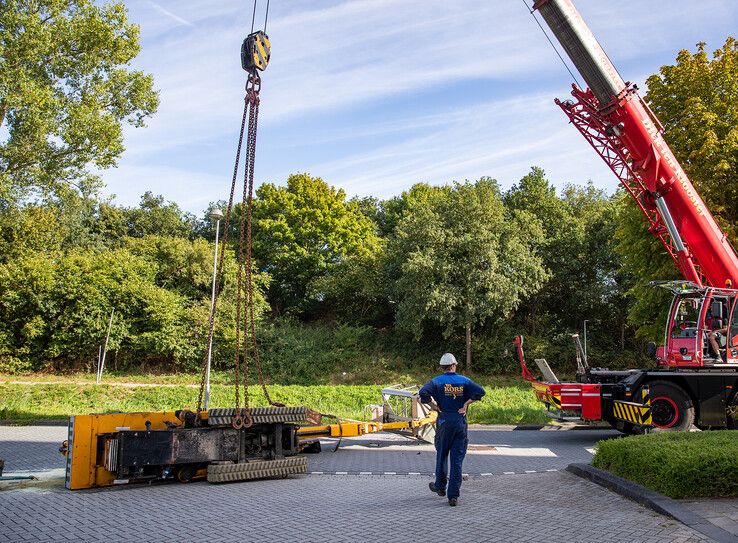 In beeld: Hoogwerker kantelt op Campus Windesheim, bedrijfshulpverleners grijpen snel in