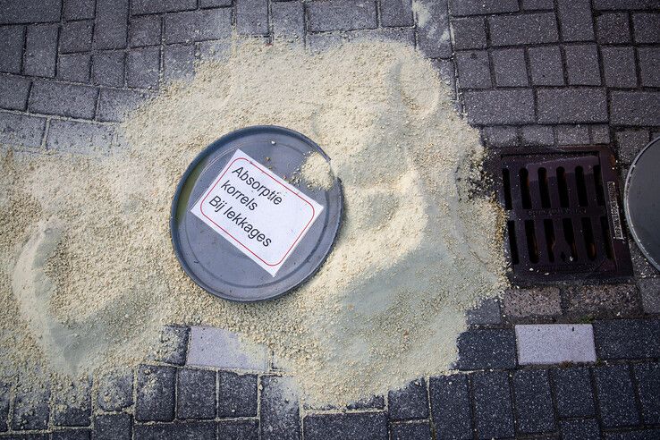 In beeld: Hoogwerker kantelt op Campus Windesheim, bedrijfshulpverleners grijpen snel in