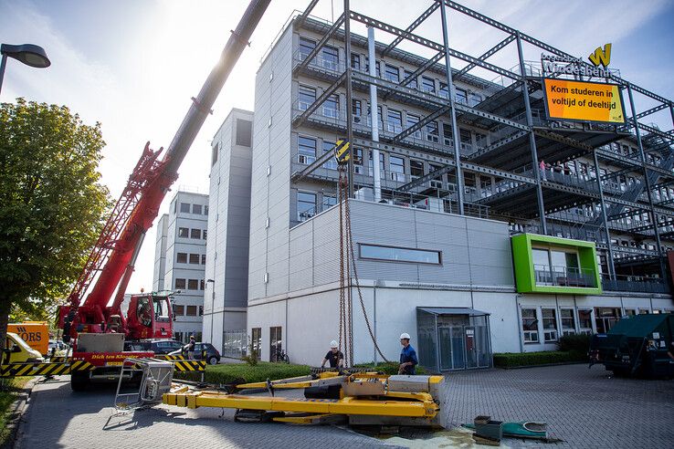 In beeld: Hoogwerker kantelt op Campus Windesheim, bedrijfshulpverleners grijpen snel in