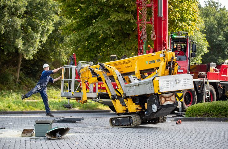 In beeld: Hoogwerker kantelt op Campus Windesheim, bedrijfshulpverleners grijpen snel in