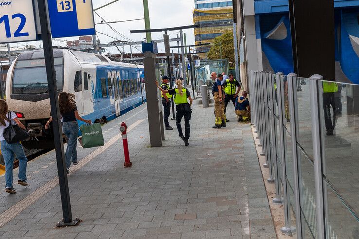 Brandweerlieden zoeken naar de oorzaak van de chemische lucht.