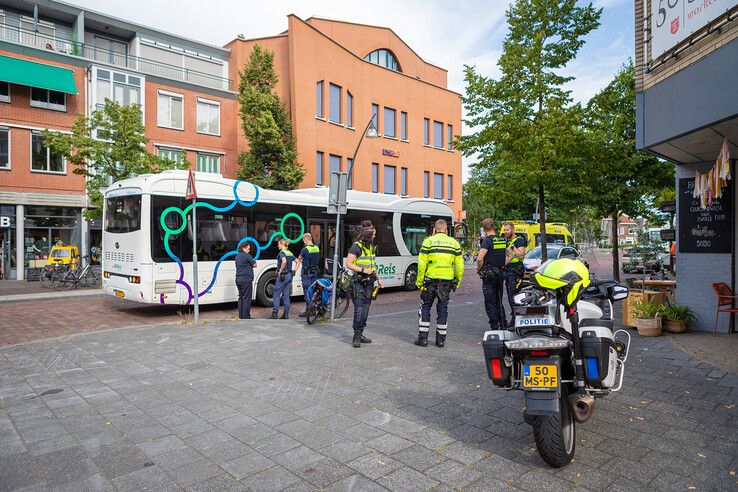 De fietsster kwam ten val na een botsing met een lijnbus in Zwolle.