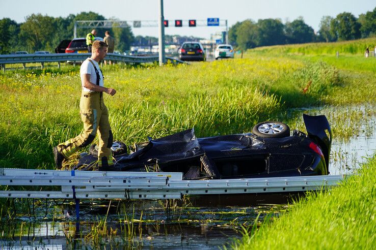 Voorbijgangers redden gezin uit Groningen uit te water geraakte auto bij Rouveen