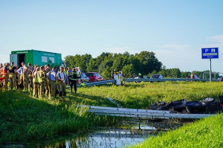 Auto te water langs A28 bij Rouveen.