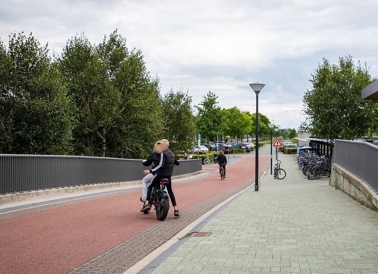 Jongeren vluchten op een fatbike na de sprong op het spoor.