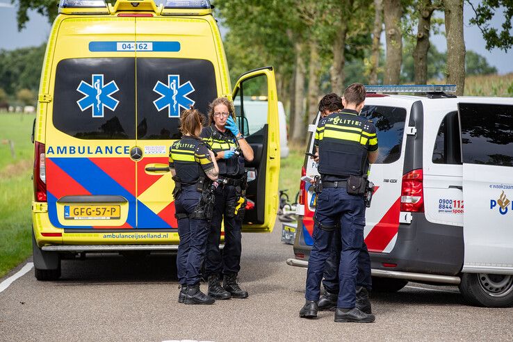 Wielrenster (24) overleden bij ernstig ongeval in buitengebied Rouveen (video)