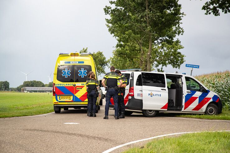 Wielrenster (24) overleden bij ernstig ongeval in buitengebied Rouveen (video)