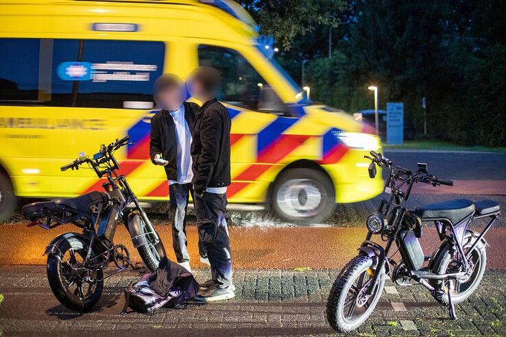 Twee fatbikers kwamen ten val op nat wegdek in Zwolle.