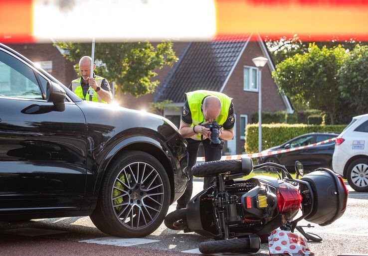 In beeld: Vrouw (49) zwaargewond na ongeval op beruchte ongevalskruising in Zwolle (video)