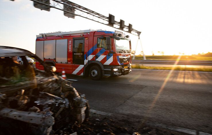 Paard ontsnapt aan vlammen op A28 bij Zwolle, auto total loss