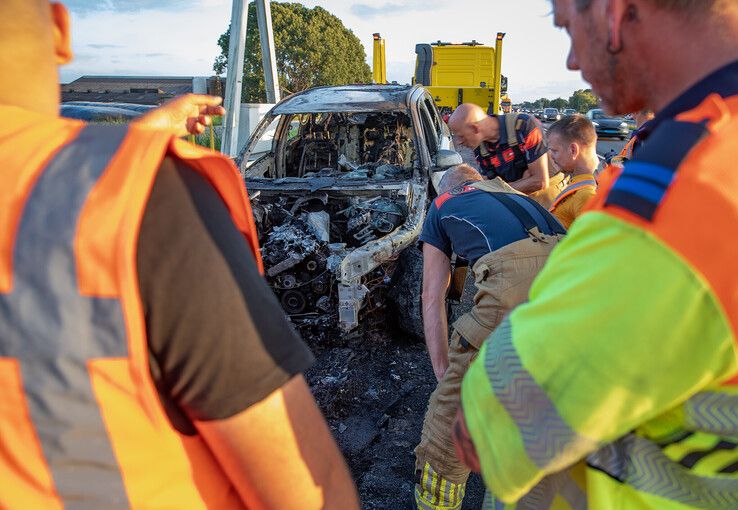 De BMW X5 brandde uit op de A28 in Zwolle.
