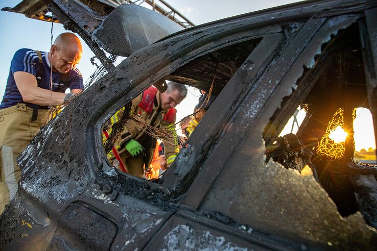 Paard ontsnapt aan vlammen op A28 bij Zwolle, auto total loss