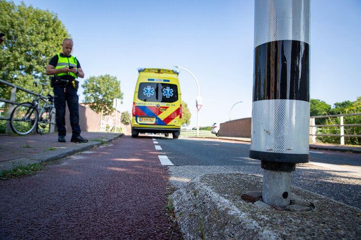 Fietser in Zwolle gewond door botsing met paaltjes bussluis