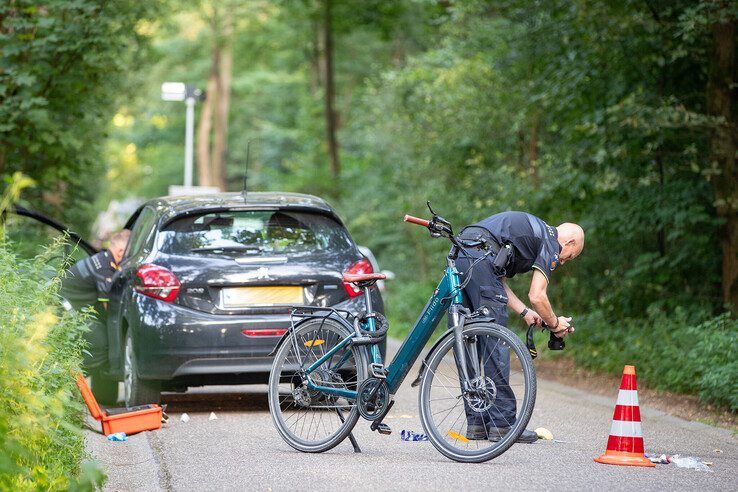 In beeld: Fietser (21) zwaargewond bij aanrijding in Laag Zuthem, automobiliste uit Heino (23) verhoord