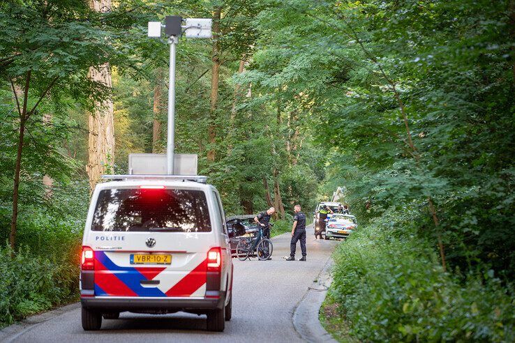 In beeld: Fietser (21) zwaargewond bij aanrijding in Laag Zuthem, automobiliste uit Heino (23) verhoord