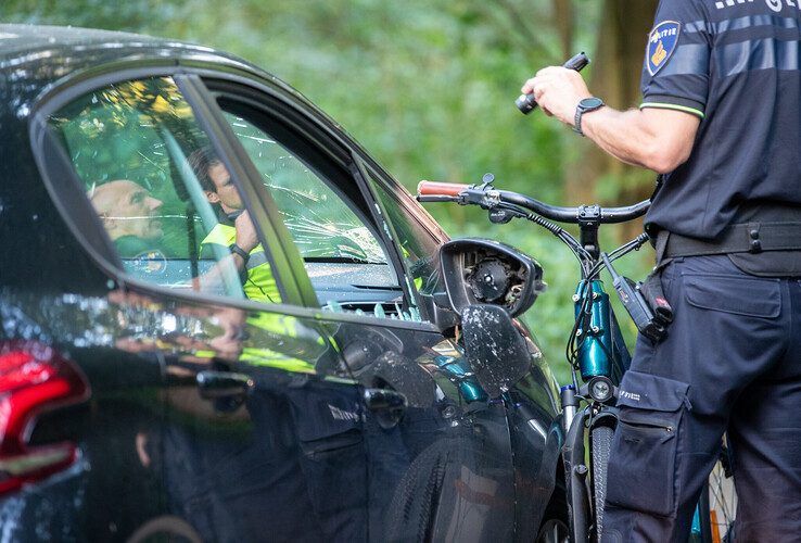In beeld: Fietser (21) zwaargewond bij aanrijding in Laag Zuthem, automobiliste uit Heino (23) verhoord