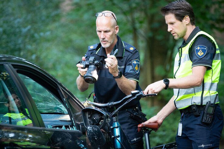 In beeld: Fietser (21) zwaargewond bij aanrijding in Laag Zuthem, automobiliste uit Heino (23) verhoord