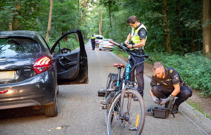 In beeld: Fietser (21) zwaargewond bij aanrijding in Laag Zuthem, automobiliste uit Heino (23) verhoord