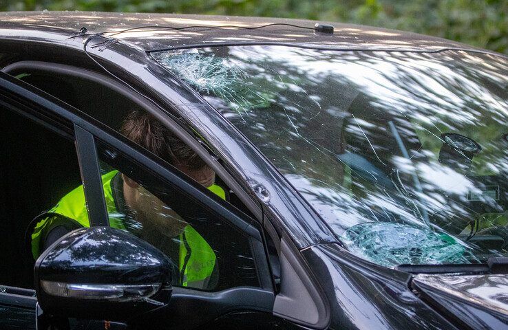 In beeld: Fietser (21) zwaargewond bij aanrijding in Laag Zuthem, automobiliste uit Heino (23) verhoord