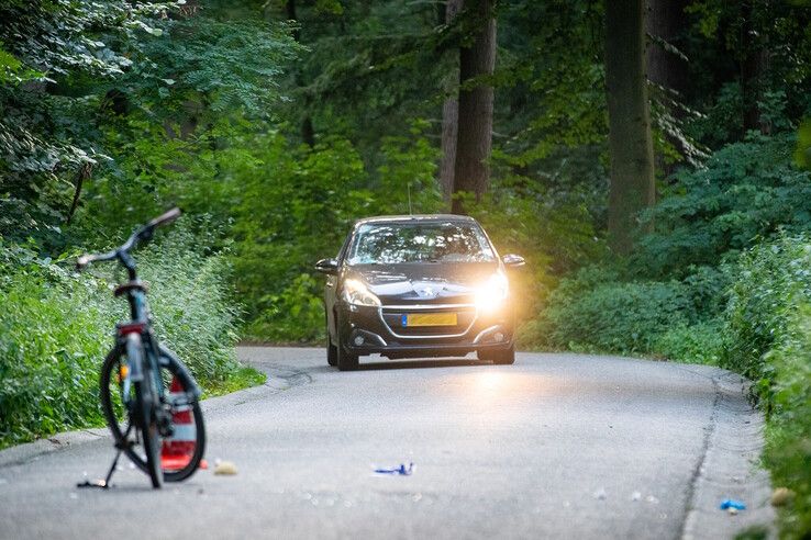 In beeld: Fietser (21) zwaargewond bij aanrijding in Laag Zuthem, automobiliste uit Heino (23) verhoord