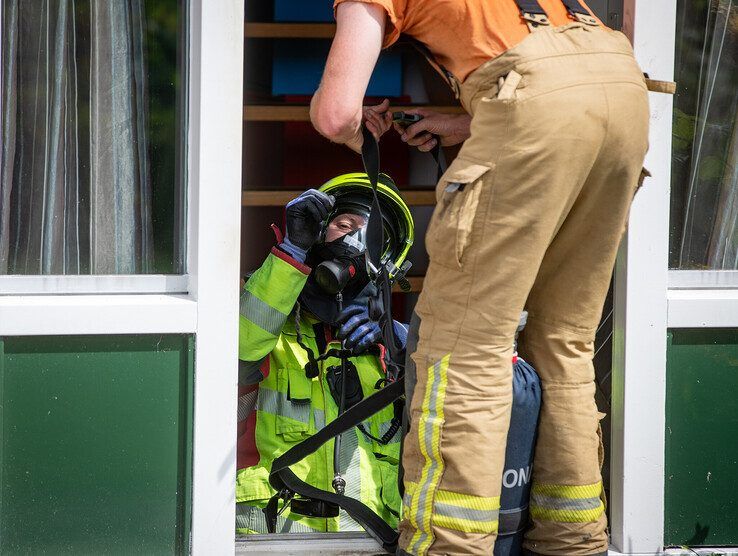 In beeld: Steekvlam veroorzaakt brand in kruipruimte woning Kamperveen (video)