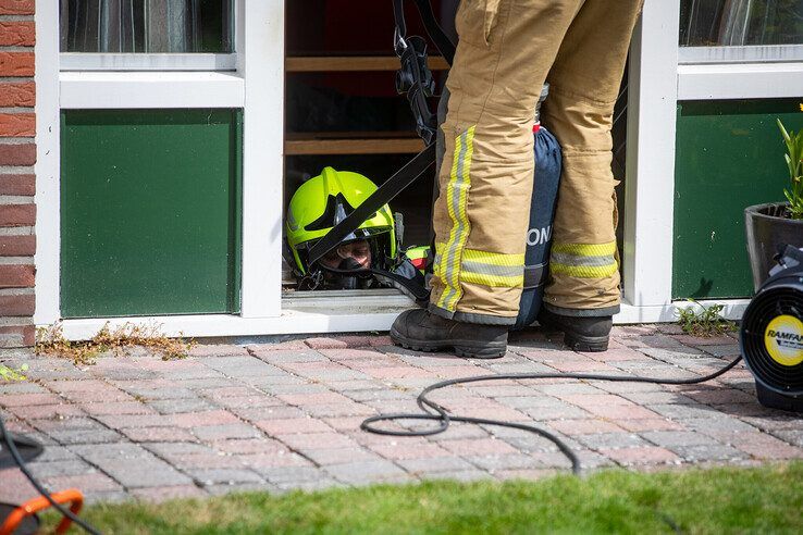 In beeld: Steekvlam veroorzaakt brand in kruipruimte woning Kamperveen (video)