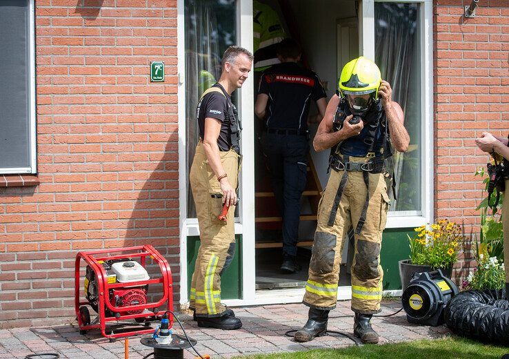 In beeld: Steekvlam veroorzaakt brand in kruipruimte woning Kamperveen (video)