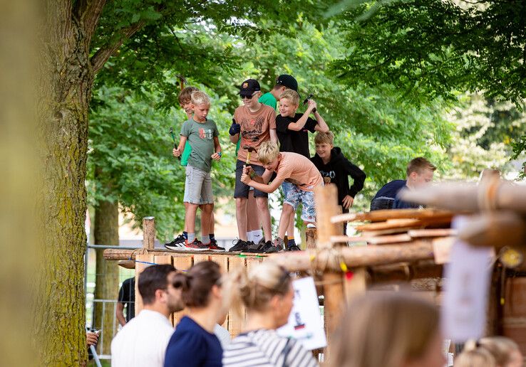 In beeld: Huttendorp Stadshagen succesvol afgesloten na zorgen om vrijwilligers
