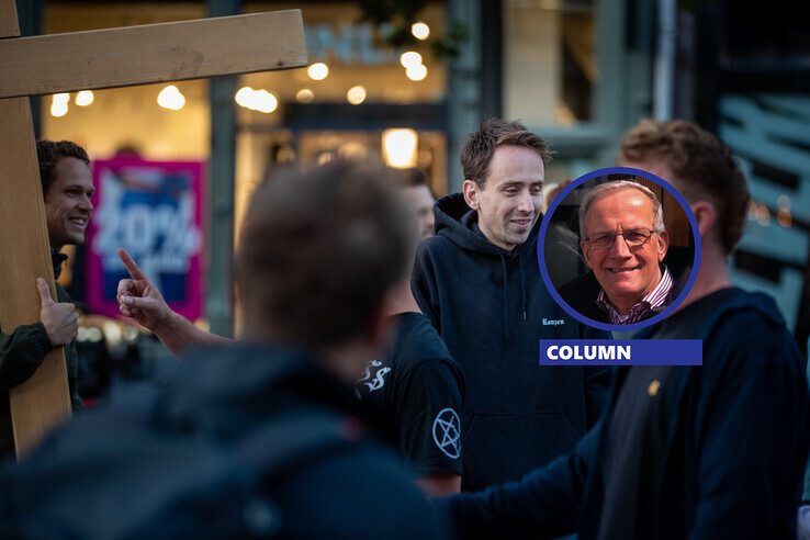 Een persfotograaf wordt geschaard onder de term 'satanisten'. Hoe haalt men het in het hoofd?