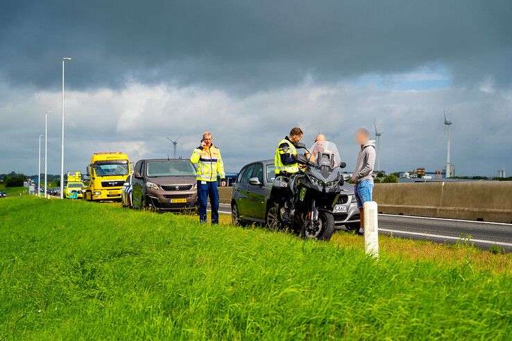 De motor en auto na aanrijding op N50 bij Kampen