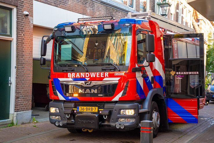 Schutting vliegt in brand door barbecue in Kampen