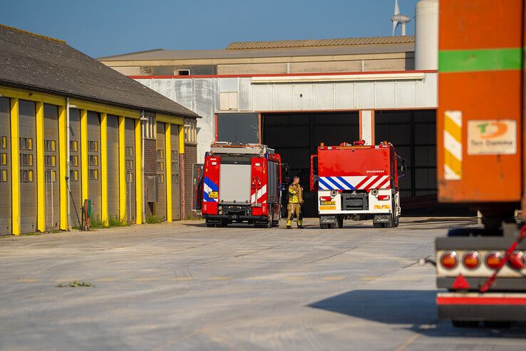 Brandweer bij de fabriek aan de Werfweg in Kampen.