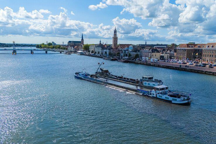 Rijkswaterstaat is begonnen met baggeren in de IJssel bij Kampen.