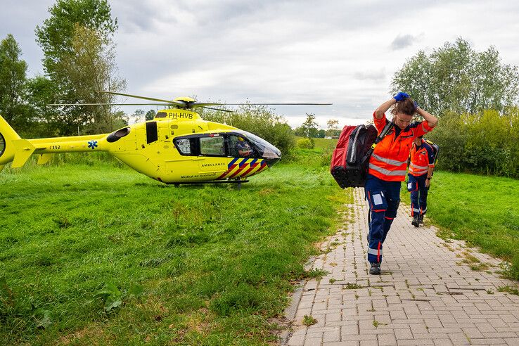 In beeld: Traumahelikopter landt in Kampen voor medische noodsituatie