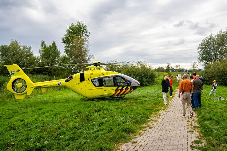 In beeld: Traumahelikopter landt in Kampen voor medische noodsituatie
