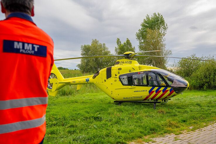 In beeld: Traumahelikopter landt in Kampen voor medische noodsituatie