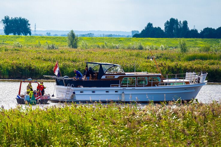 Plezierjacht vastgelopen op het Reevediep bij Reeve.