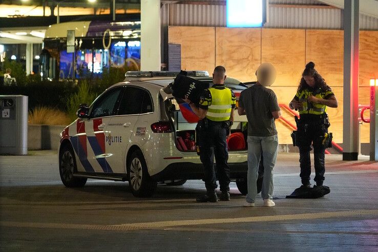 20 jarige man uit Almere aangehouden met wapen op station Zwolle.