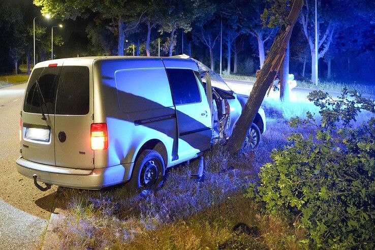 Bestuurder bestelwagen zwaargewond na botsing tegen boom in Zwolle