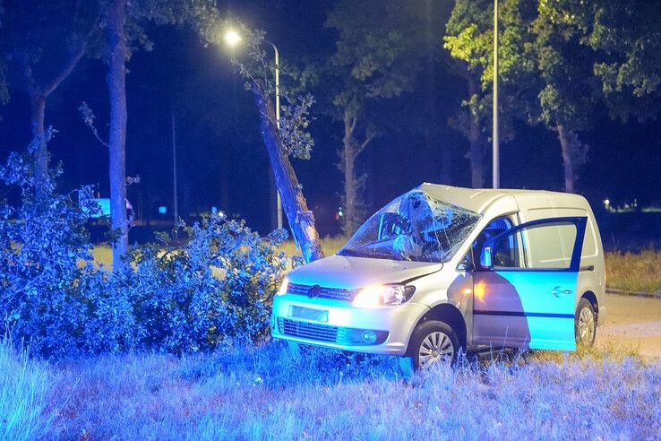 Bestuurder bestelwagen zwaargewond na botsing tegen boom in Zwolle