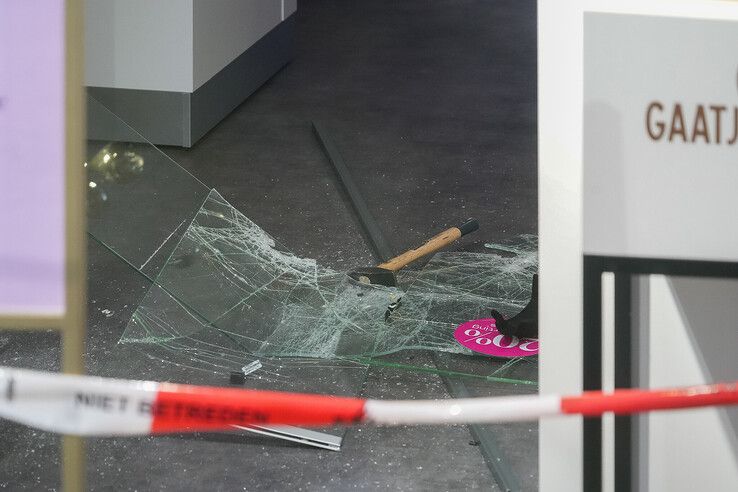 Politielint en hamer in de juwelierszaak in Zwolle.