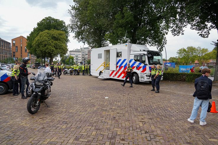 De controle op de parkeerplaats aan de Schuttevaerkade in Zwolle.