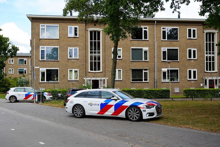 Politie-inval in flatwoning aan de Meppelerstraatweg in Zwolle.