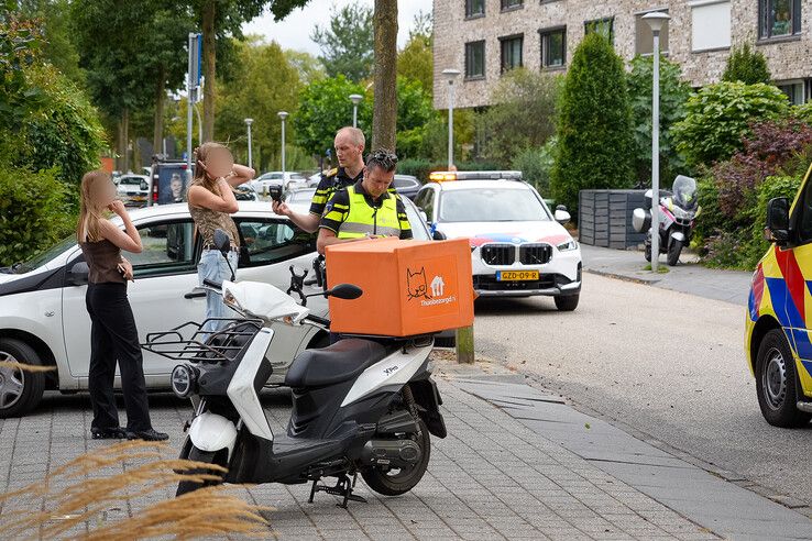 Een maaltijdbezorger raakte lichtgewond op de Bultkroos in Zwolle.