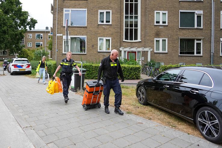 Politie valt flatwoning in Zwolle binnen, goederen in beslag genomen