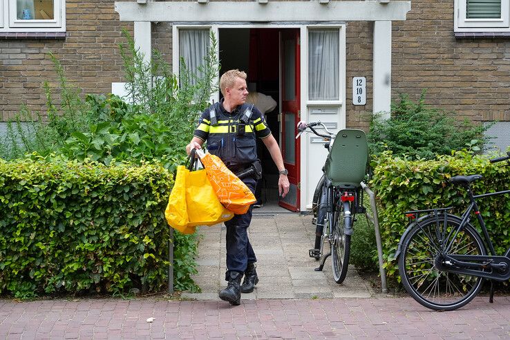 Politie valt flatwoning in Zwolle binnen, goederen in beslag genomen