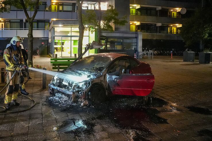Uitgebrande auto na brand aan de Monteverdilaan in Zwolle.